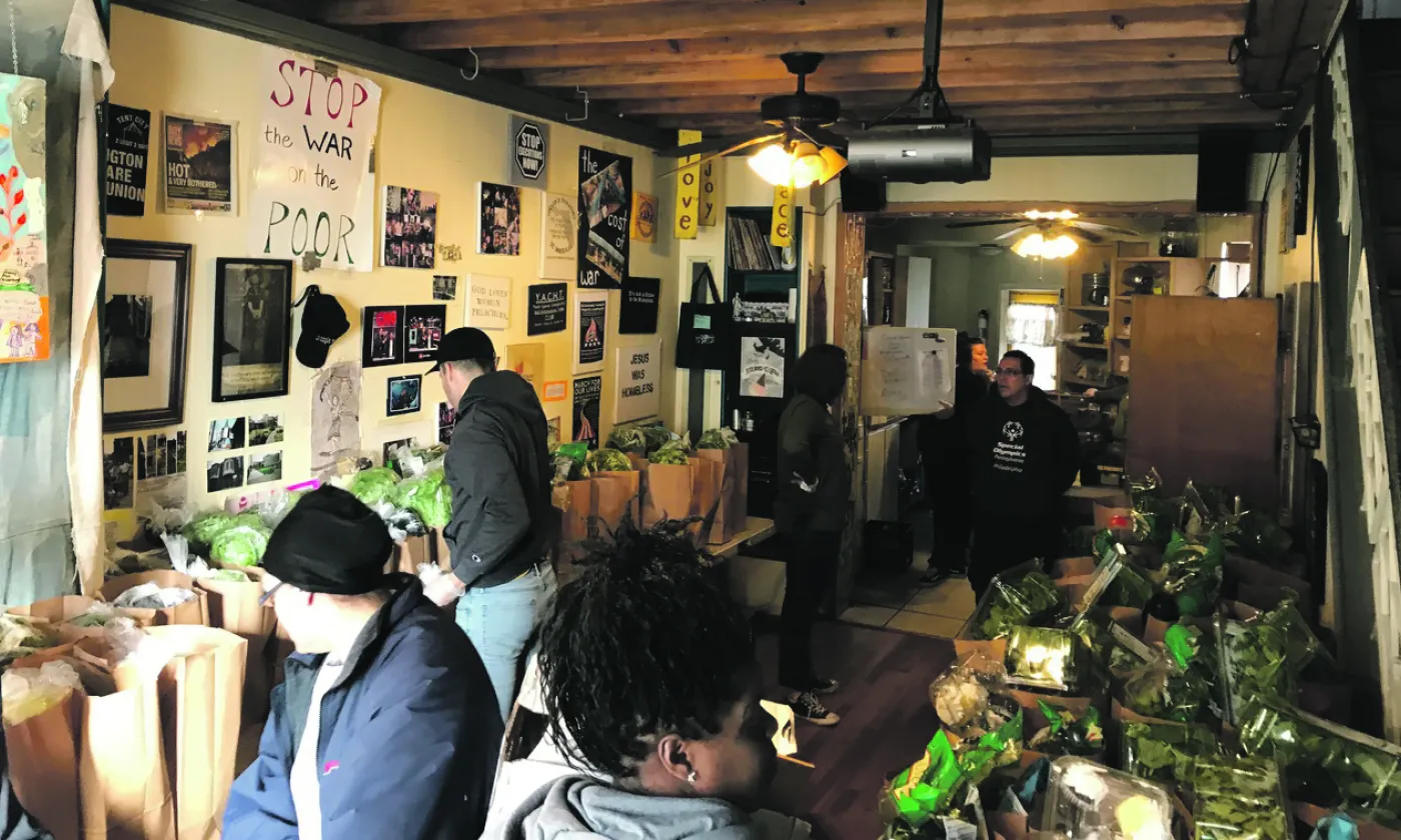 The Simple Way au coeur de la pandémie: préparation des sacs de nourriture pour une distribution. © DR Simple Way