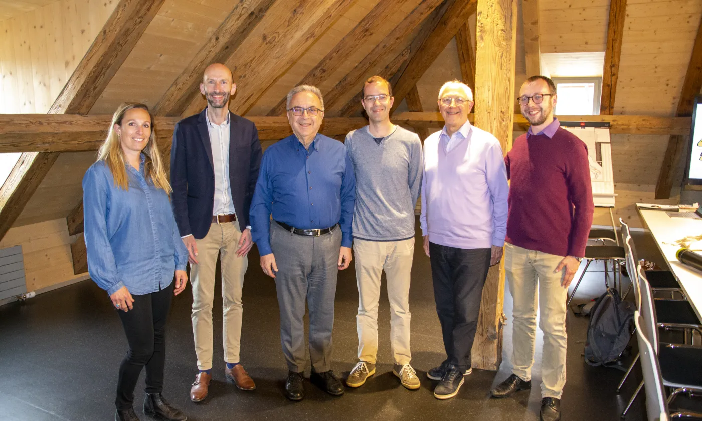 De gauche à droite: Anne Brasey, Christian Schülé, Gaëtan Tornay, (président de l’ASVF), Massimo Tedeschi (président de l’association européenne), Jean-François Tosetti, Jacques Chevin. © ASVF