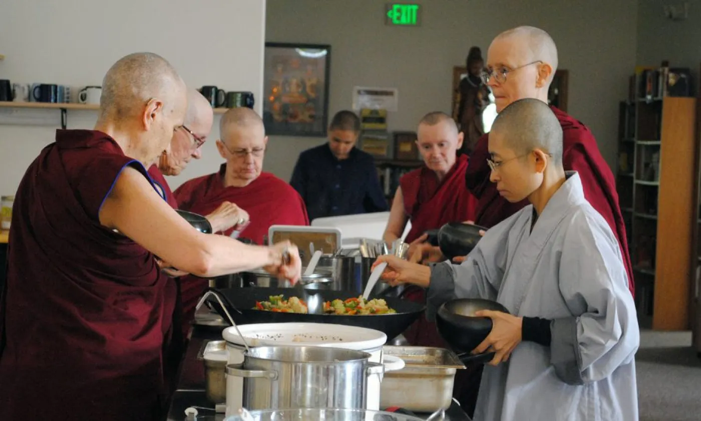 Le repas communautaire est servi à l’abbaye de Sravasti (Wash.), le 13 août 2018.  ©Tracy Simmons / RNS