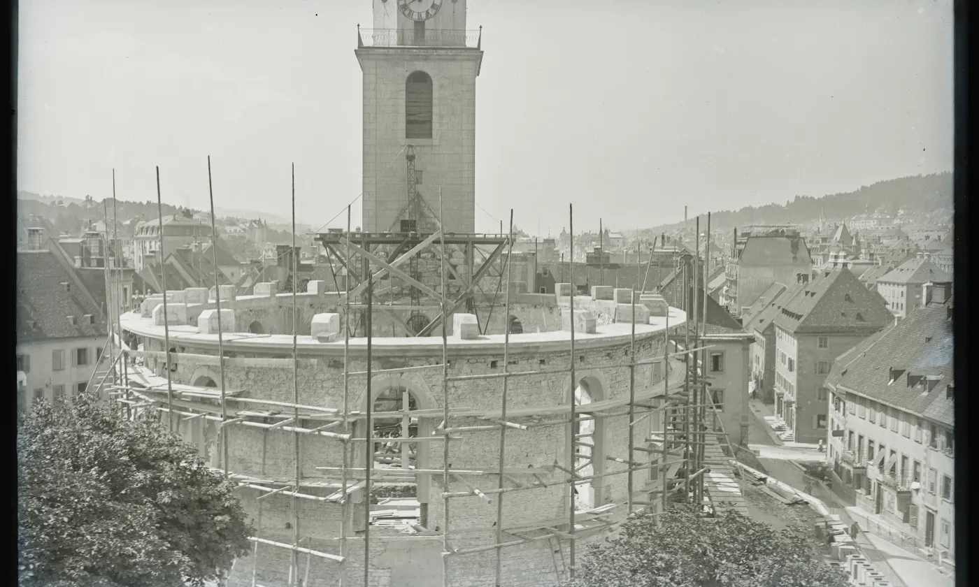 Le chantier avant la construction de la charpente métallique qui soutiendra la toiture. © SP Bibliothèque de la ville de La Chaux-de-Fonds