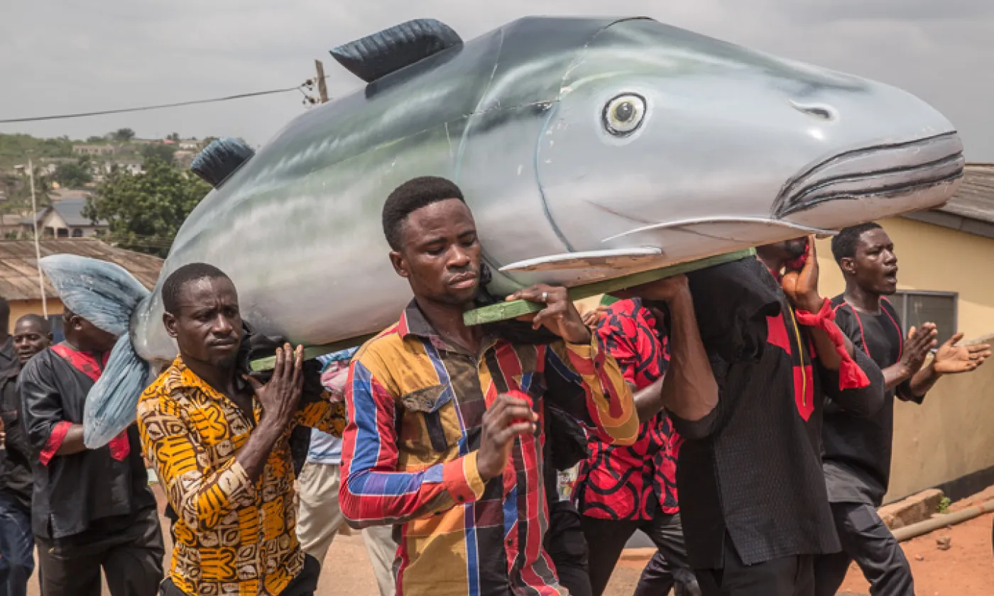©Regula Tschumi Procession funèbre Ga, au Ghana. Les hommes portent le cercueil jusqu'au cimetière.