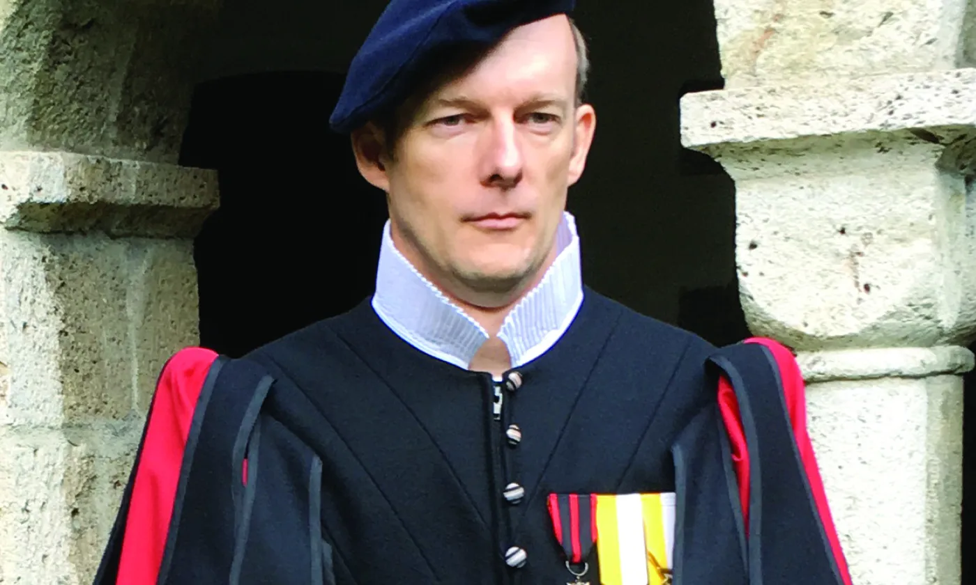 Le Sergent Christian Richard devant le cloître de l’abbaye de Saint-Maurice ©DR