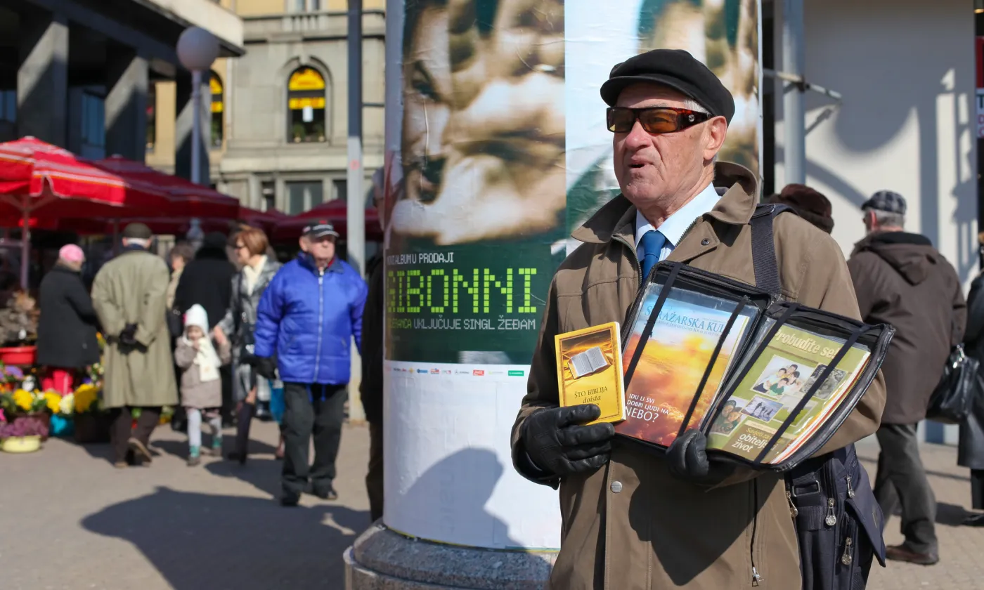 Un témoins de Jéhovah dans les rues de Zagreb ©iStock / paulprescott72