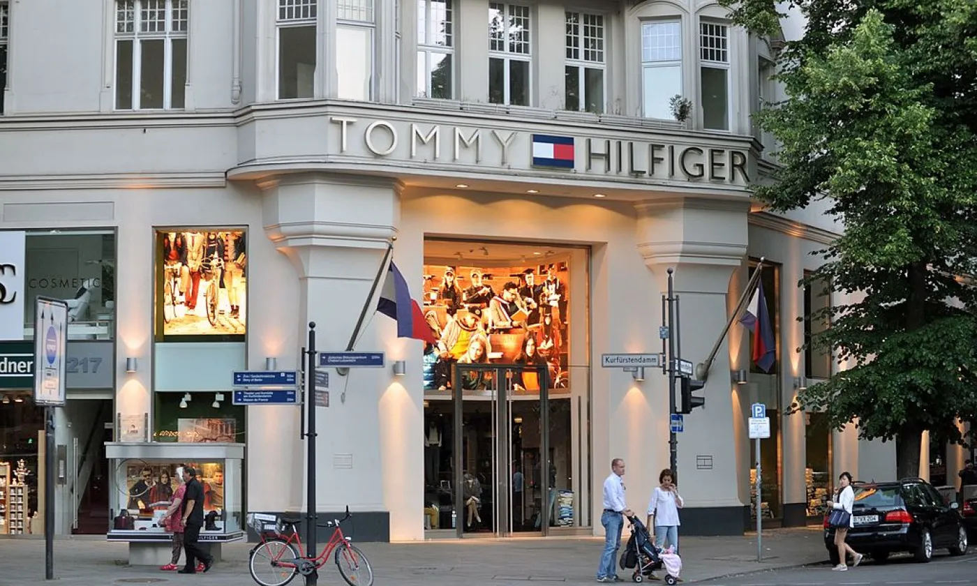 Le magasin Tommy Hilfiger à Berlin ©Wikimedia Commons/Андрей Бобровский/CC BY 3.0