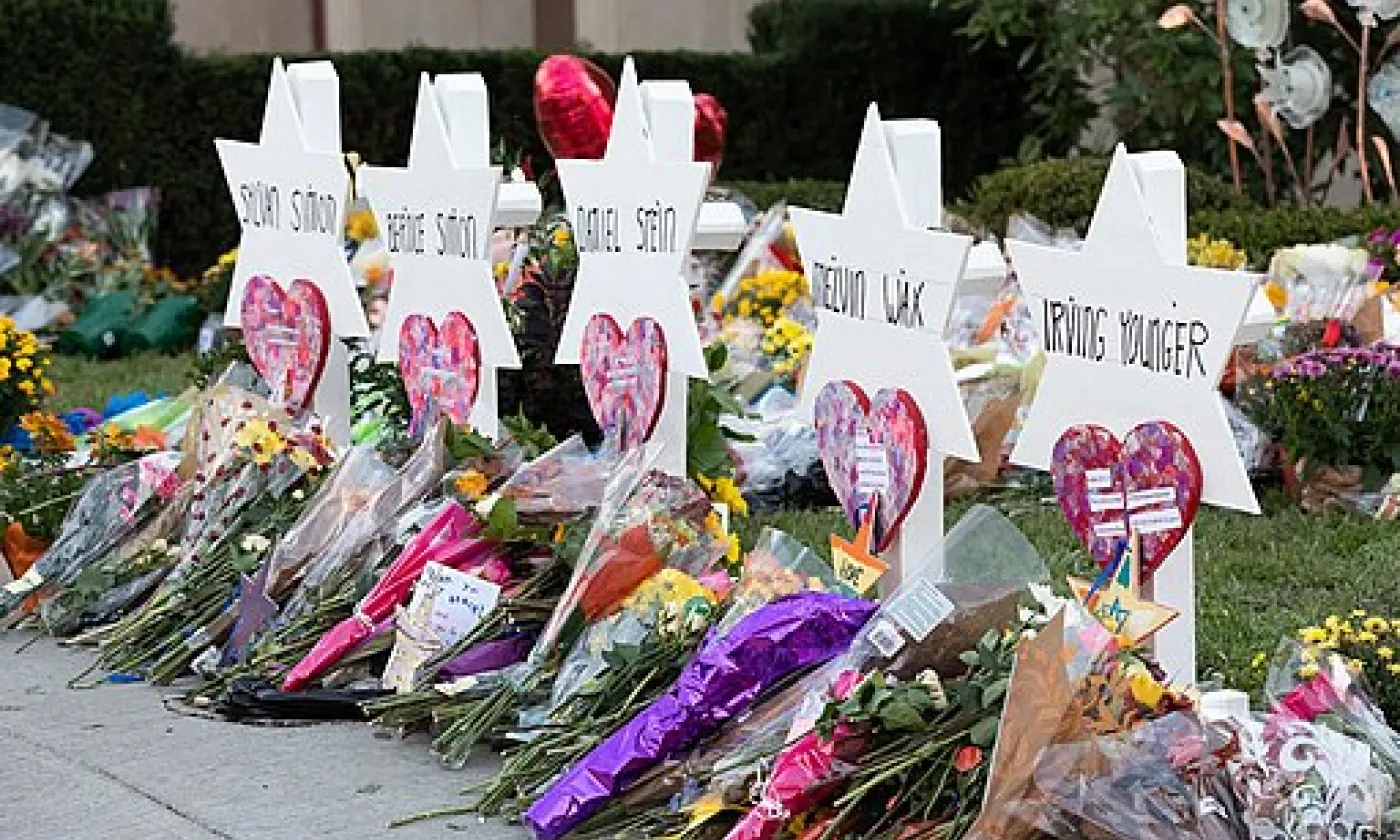 Memorial devant la synagogue "Tree of Life" à Pittsburgh © Wikimedia Commons/White House/Andrea Hanks