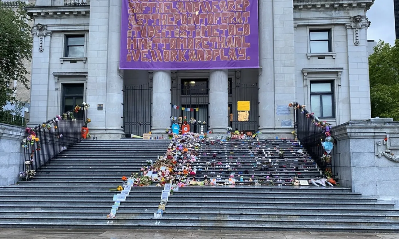 Galerie d'art de Vancouver: mémorial en hommage aux 215 enfants retrouvés à Kamloops ©Frozemint, CC BY-SA 4.0 Wikimedia Commons