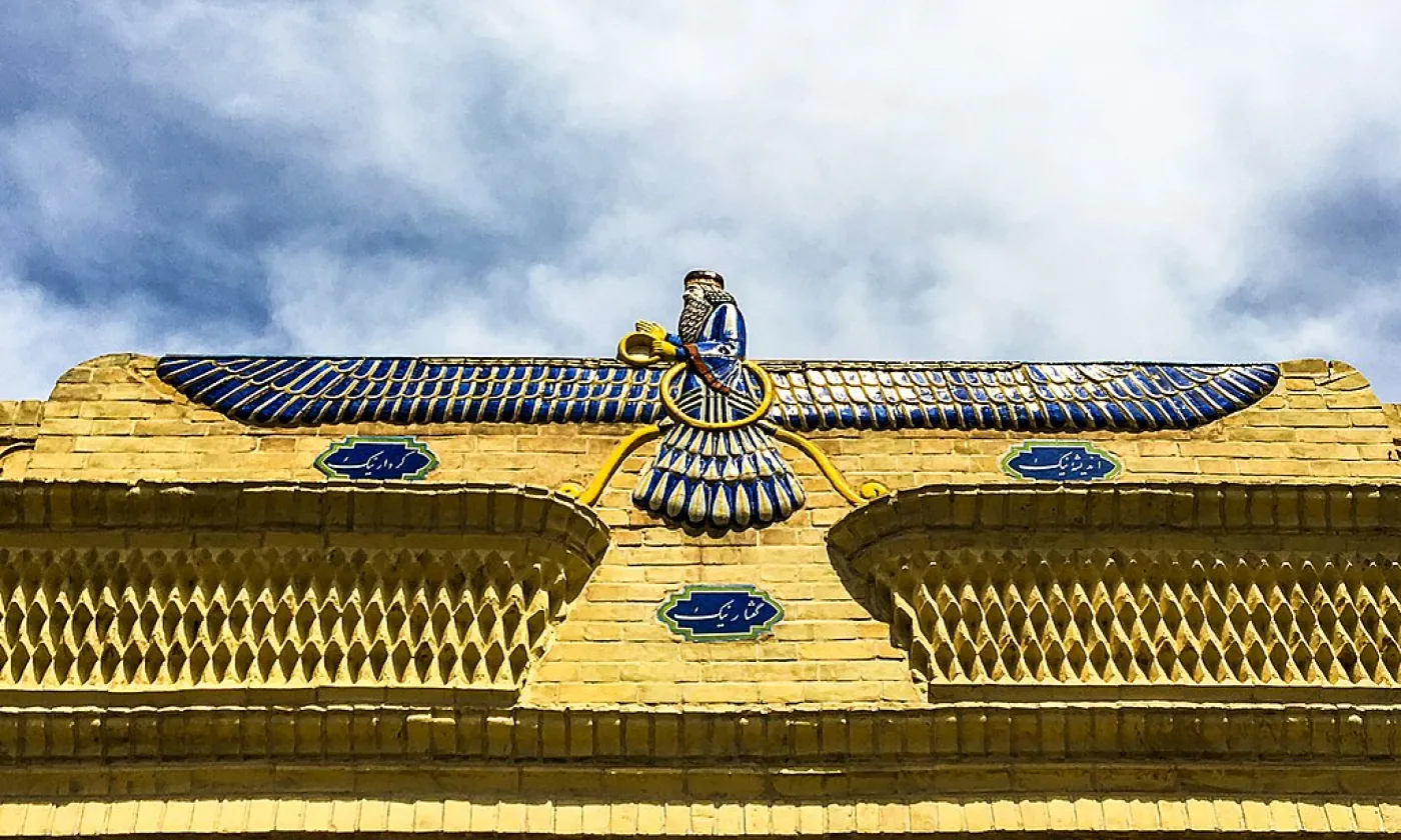 Le Faravahar, symbole du zoroastrisme, sur le temple de Yazd Atash Behram en Iran ©Arteen Arakel Lalabekyan, CC BY 4.0, Wikimedia Commons