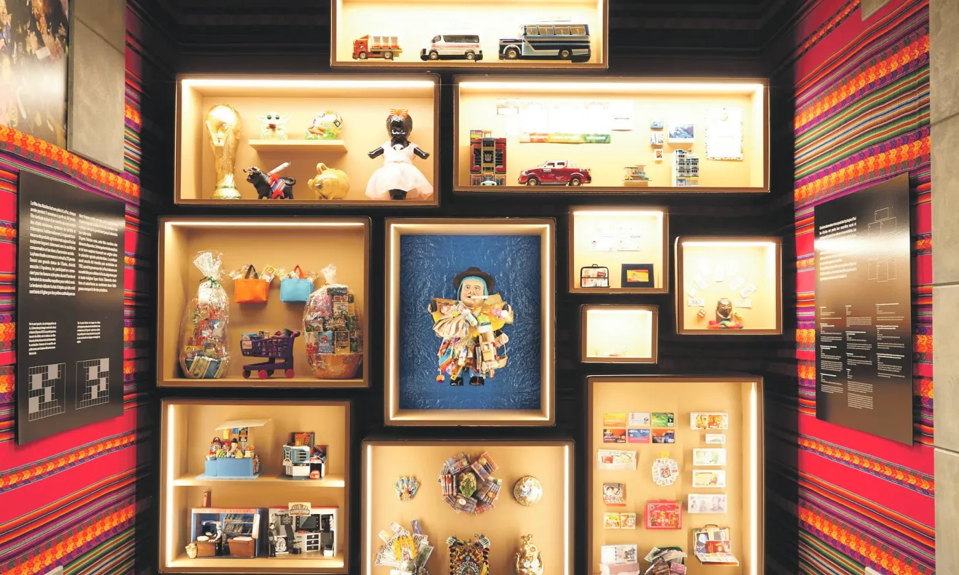 La fête religieuse et traditionnelle des Alasitas, qui a lieu au mois de janvier en Bolivie, célèbre l’abondance. On s’offre, en miniatures, ce que l’on souhaite voir grandir dans sa vie. © Prune Simon-Vermot Musée d’ethnographie de Neuchâtel