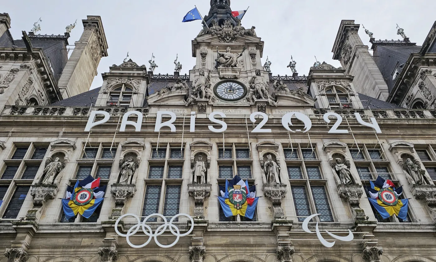 Façade de l’Hôtel de Ville annonçant les Jeux Olympiques de Paris 2024 ©iStock