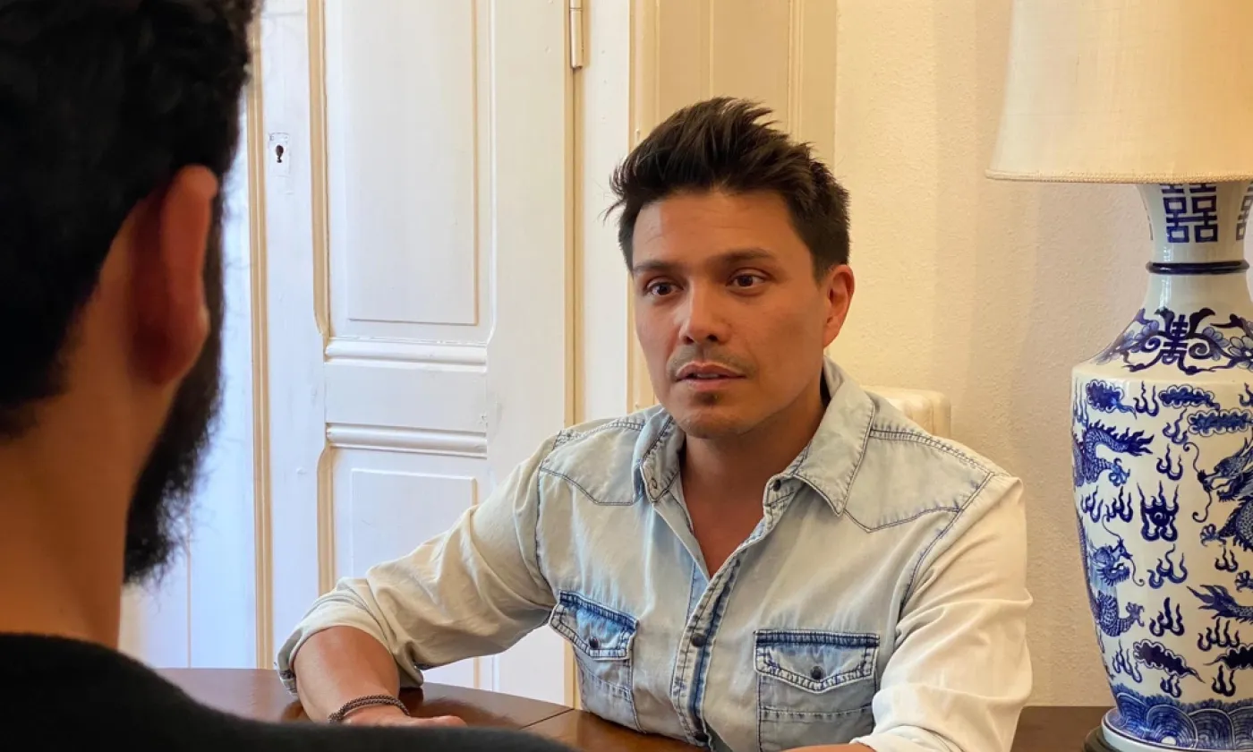 Adrian Stiefel, responsable de l’antenne LGBTI de l’Eglise protestante de Genève, en entretien avec Mario, qui a subi des thérapies de conversion ©Adrian Stiefel