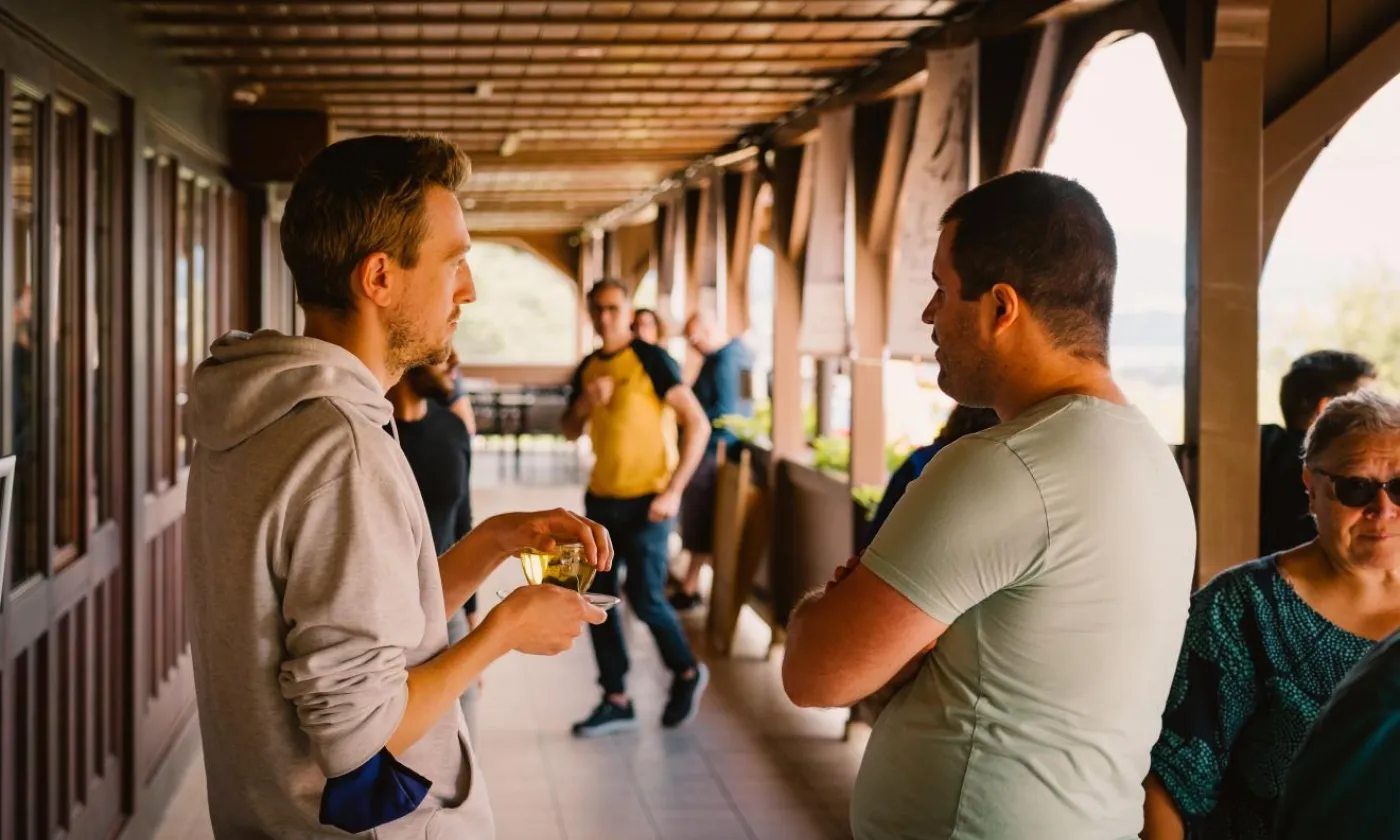 Entre les conférences, les rencontres entre communautés de toute l’Europe permettent un échange d’idées particulièrement riche. © Mike Bischoff