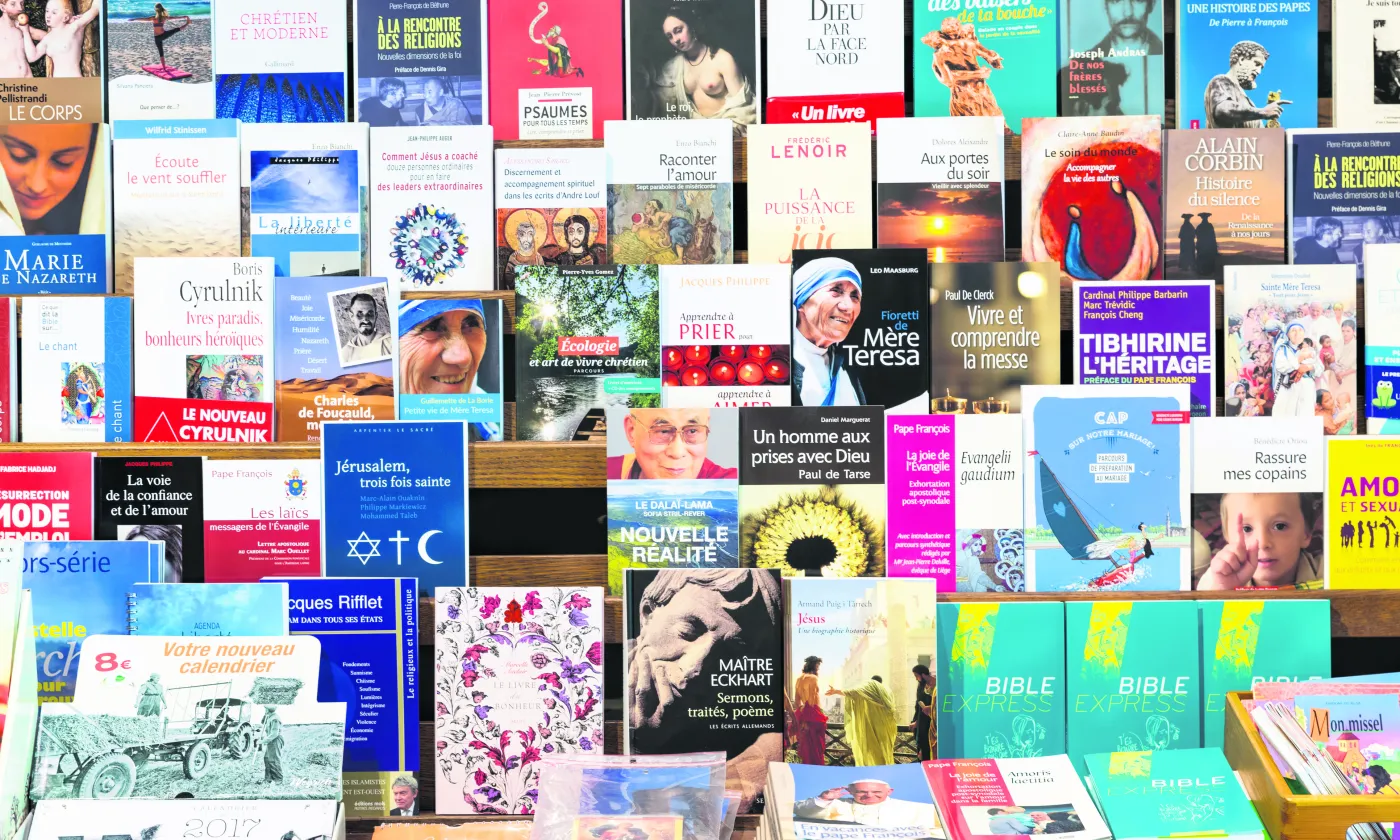 Les rayonnages de libraires, ici à la boutique de l'abbaye d'Orval en Belgique, débordent d’ouvrages permettant à chacun de poursuivre une démarche spirituelle individuelle. © iStock