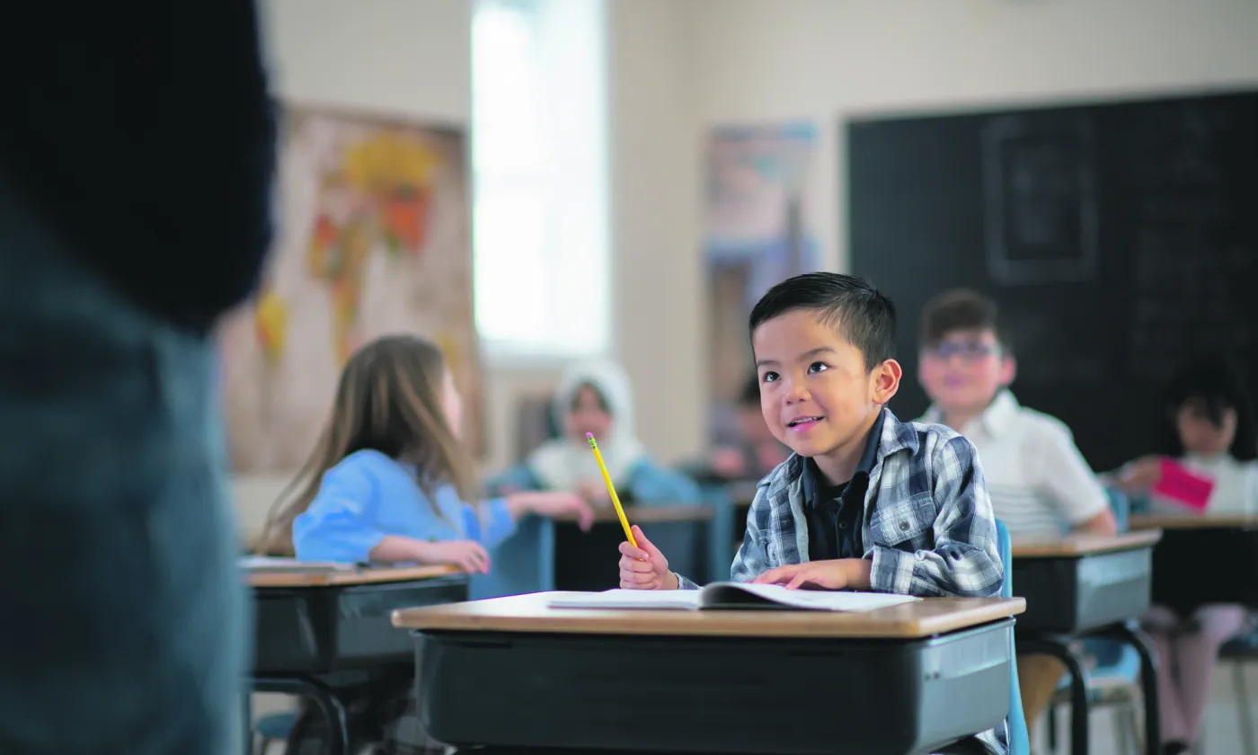 Deux « cadrages » de la religion coexistent dans les écoles romandes : d’un côté celui qui la définit comme un fait social, de l’autre celui qui l’envisage comme un élément apportant du sens. Elève attentif en classe © iStock