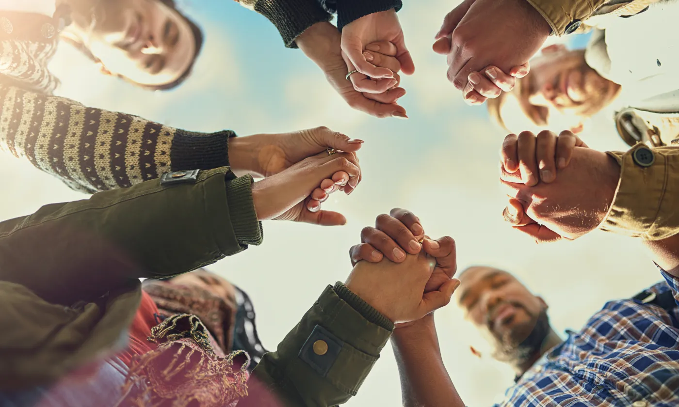 Unis dans la prière @ iStock/ Cecilie Arcurs
