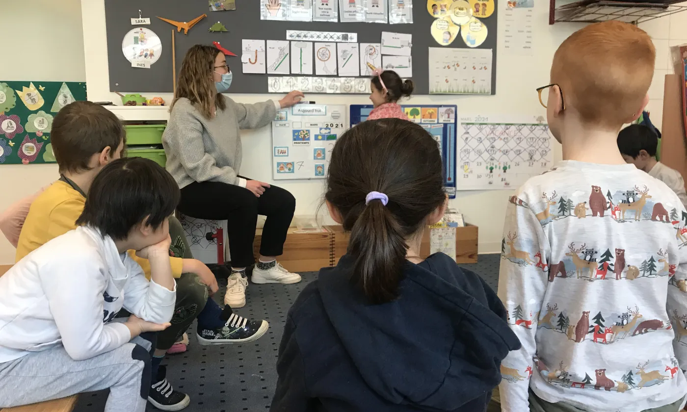 8h25. Après l’accueil, les élèves démarrent la journée autour du calendrier, où ils placent les fêtes civiles, populaires et religieuses. ©Camille Andres