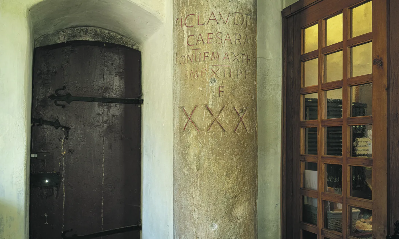 Une inscription latine sur une colonne du temple de Saint-Saphorin (VD) en Lavaux. ©Jean-Bernard Sieber