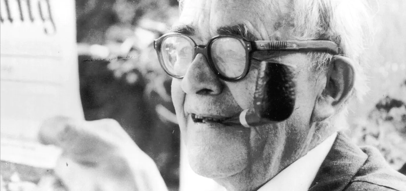 Karl Barth était passionné par l'actualité jusqu'à la fin de sa vie. Ici en train de lire le journal national du 6 juillet 1961. © Archives Karl Barth