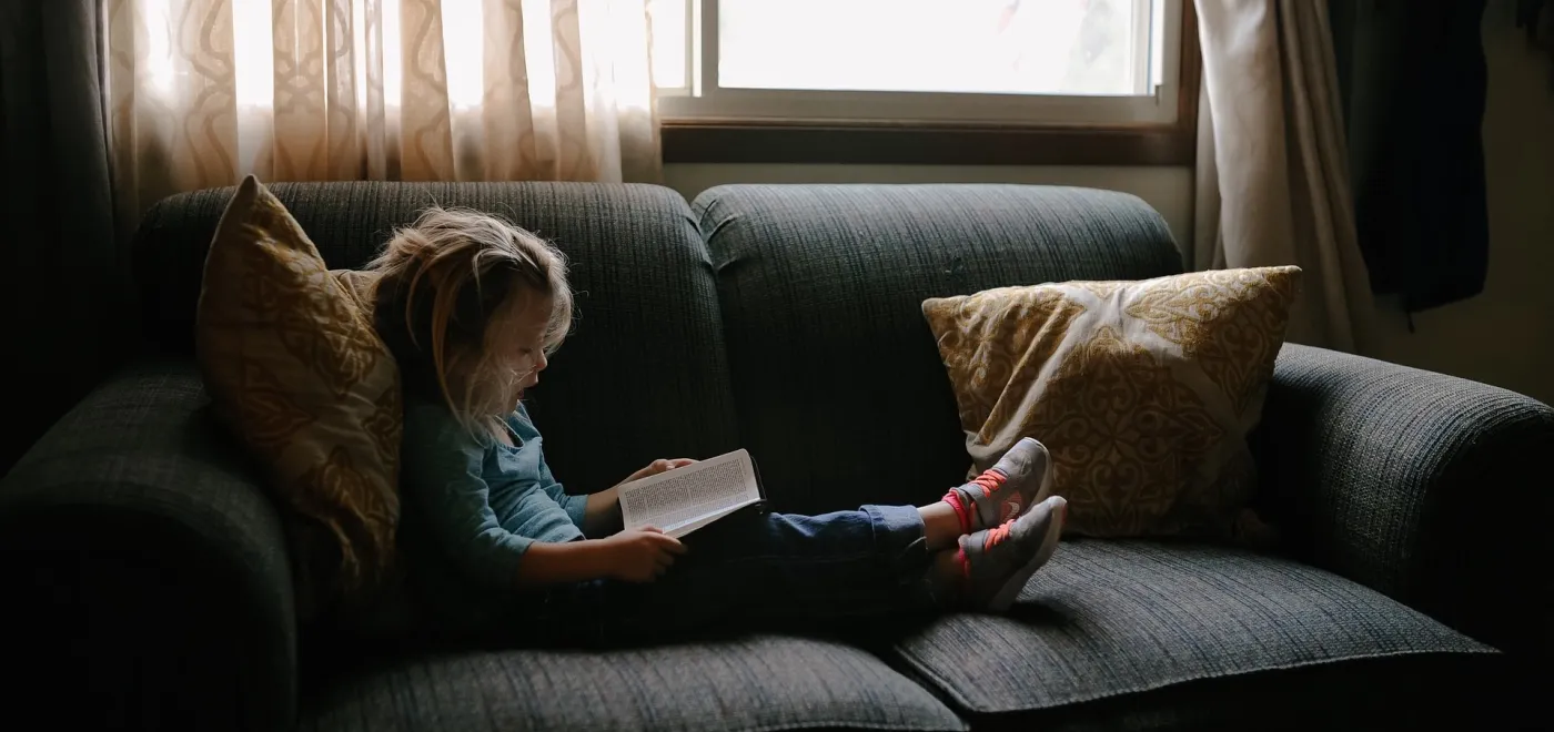 Une fillette lit la Bible StockSnap /Pixabay