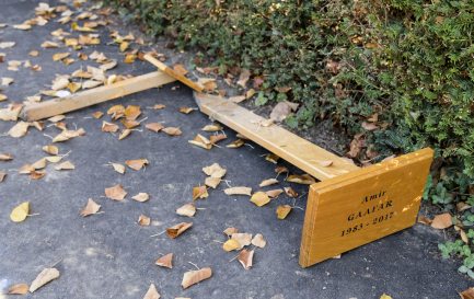 Une vue sur le carre musulman vandalisé le samedi 14 octobre 2017 au cimetière du Bois-de-Vaux a Lausanne. © KEYSTONE/Jean-Christophe Bott