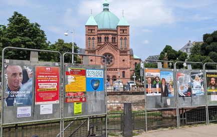 Des affiches électorales devant l&#039;église catholique de Saint-Pierre-Le-Jeune à Strasbourg / ©Flickr / Rue89 Strasbourg