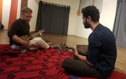 Le musicien Mathieu Clavel et l’un de ses élèves. / ©Christine Mo Costabella