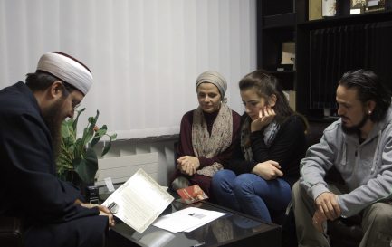 Scène-clé du film, la conversion de Gioia, entourée de sa mère Myriam et de Franco, le mari de celle-ci, chez l&#039;imam Nicolas Blancho, président du Conseil central islamique suisse. / © First Hand Films