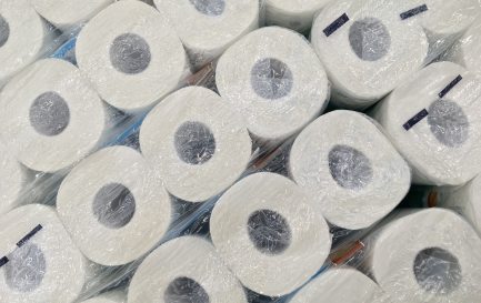 La machine a commandé 60 rouleaux de papier toilette pour la famille / ©OlegMalyshev/iStock