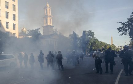 Pour que Donald Trump puisse poser devant l&#039;église St John à Washington, lundi 1er juin, les forces de l’ordre ont usé de gaz lacrymogènes pour évacuer des centaines de manifestants pacifiques du parc de Lafayette Square, en face de l&#039;église. / RNS / AP